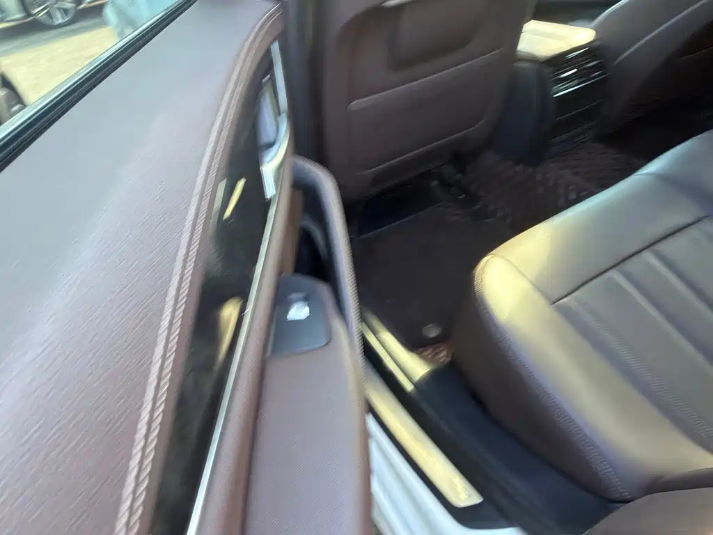 BMW 5 Series — миниатюра 7