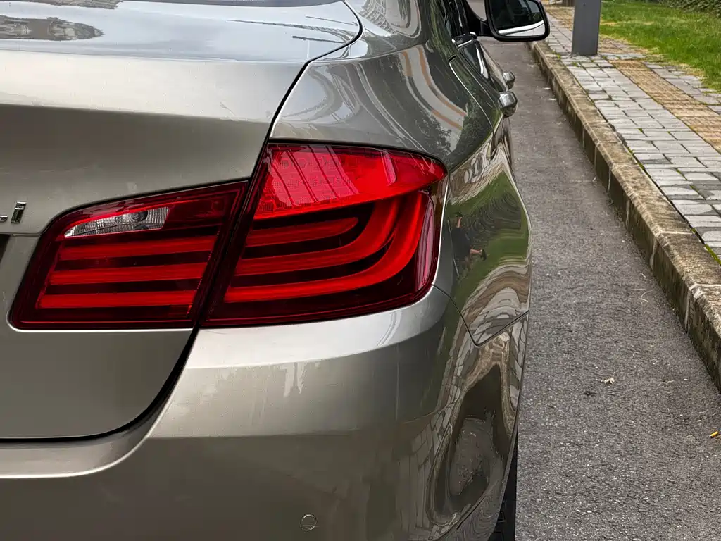 BMW 5 Series — миниатюра 9