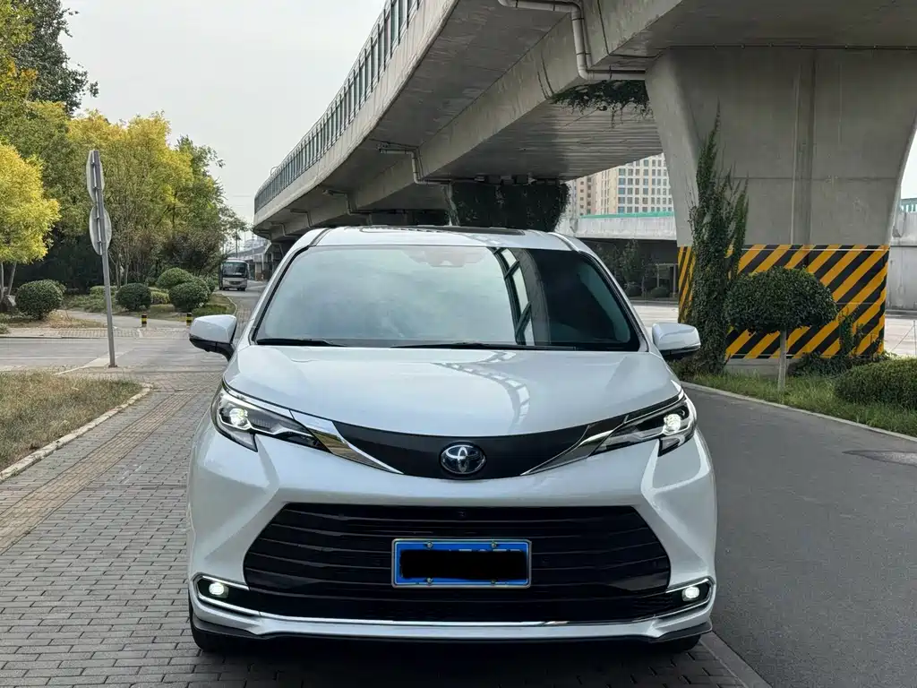 Toyota Sienna — миниатюра 2