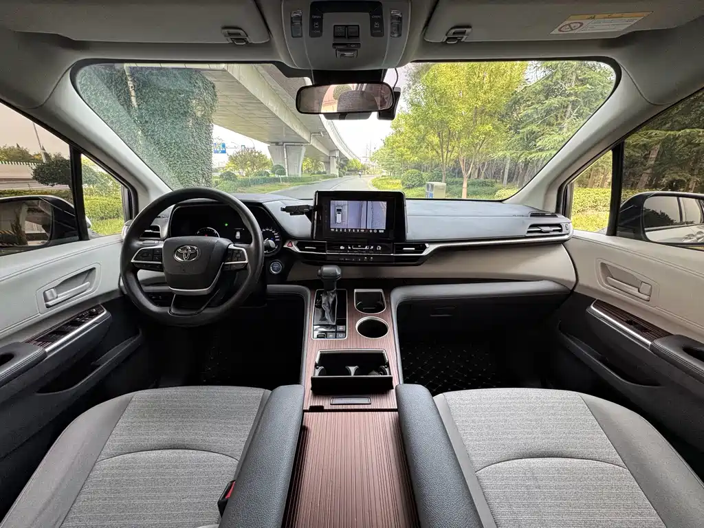 Toyota Sienna — миниатюра 7