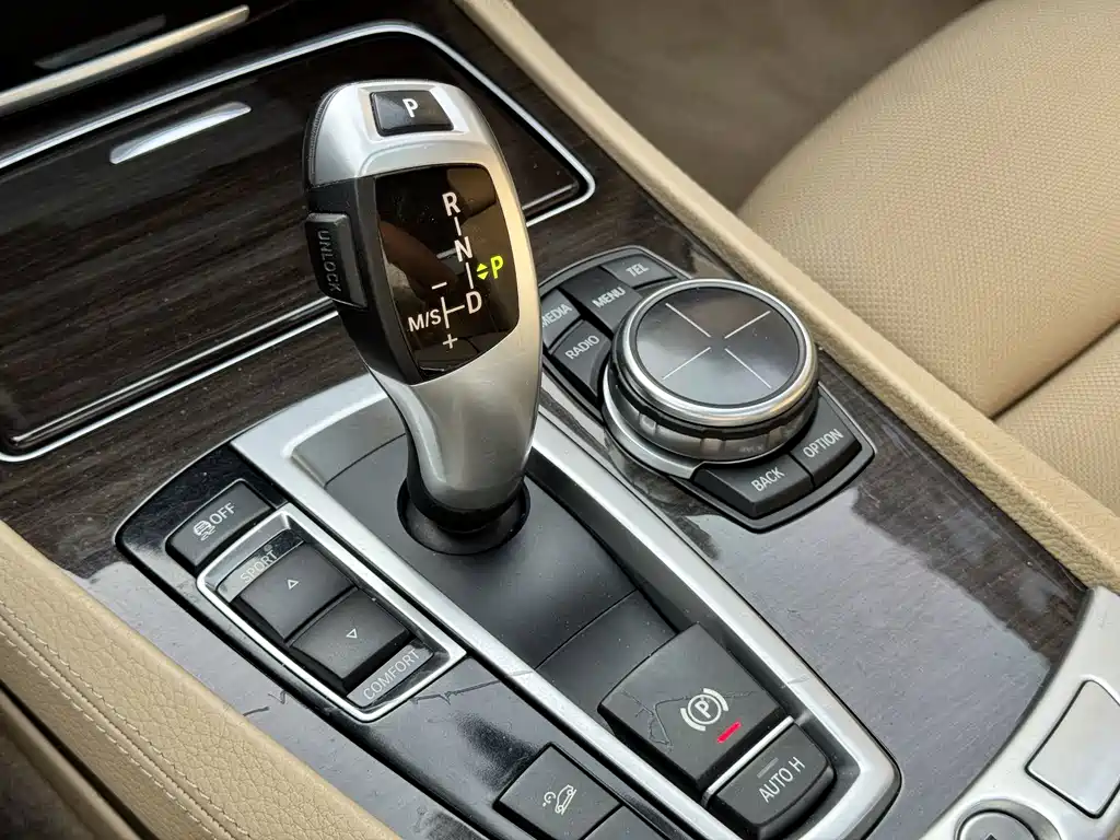BMW 7 Series — миниатюра 16