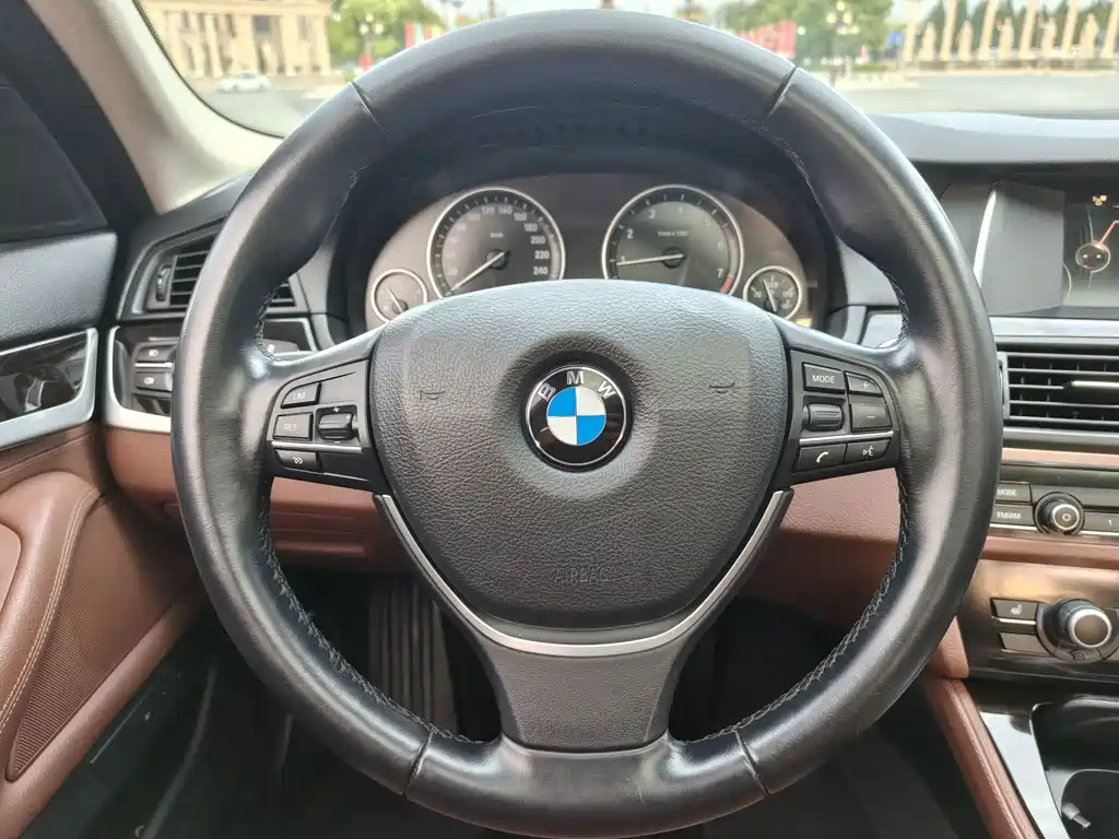 BMW 5 Series — миниатюра 15