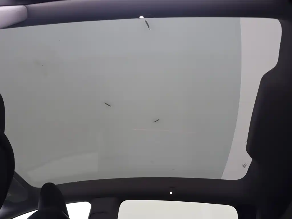 Tesla Model Y — миниатюра 14