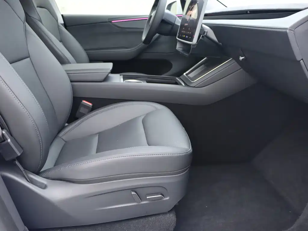 Tesla Model Y — миниатюра 8