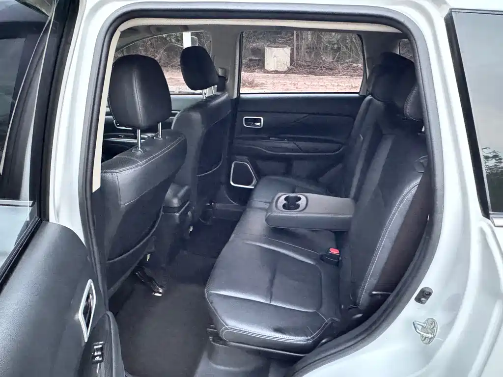 MITSUBISHI OUTLANDER