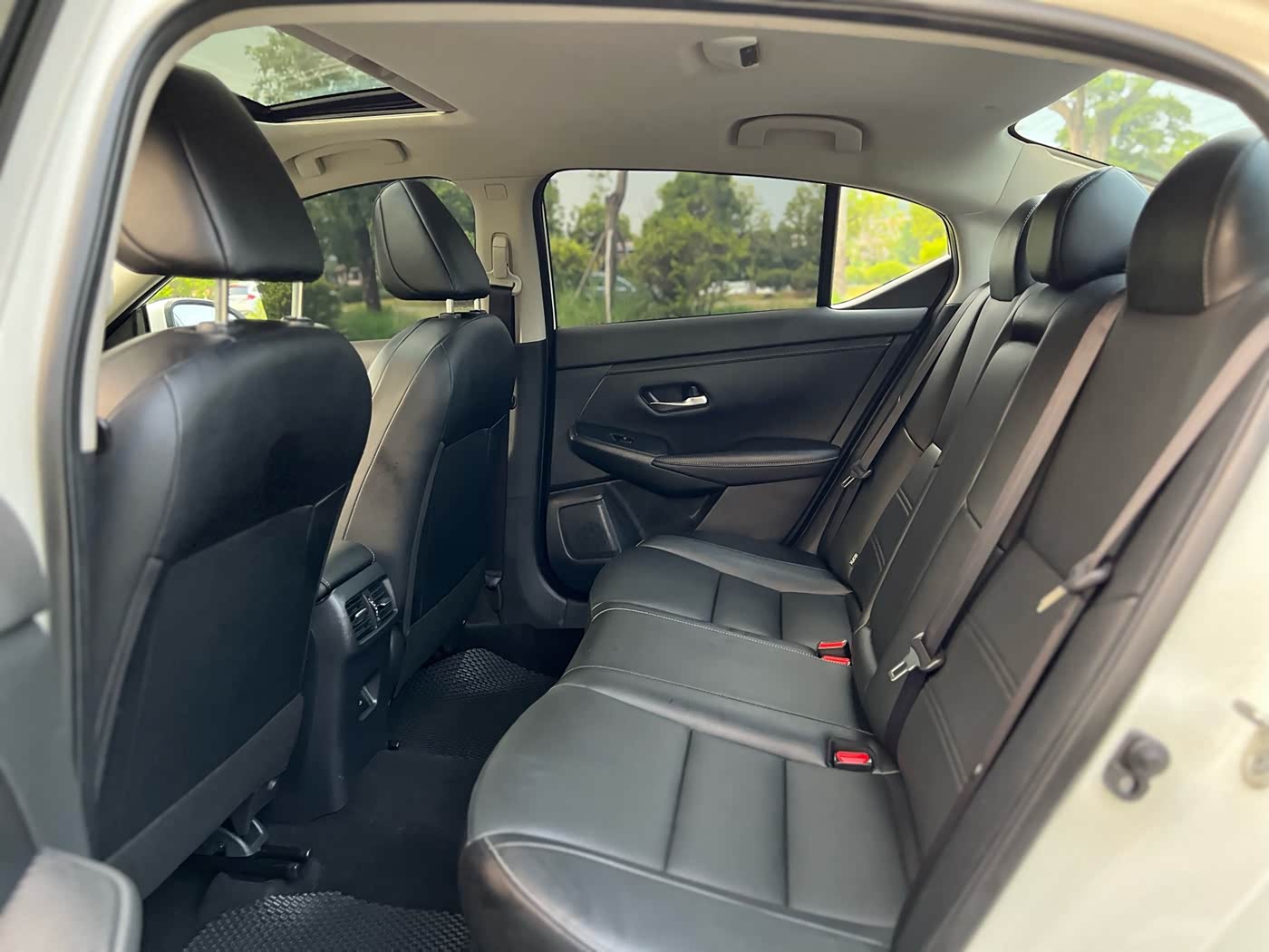 Nissan Sylphy 1.6 л 2024 г. Белый, пробег 40000 км