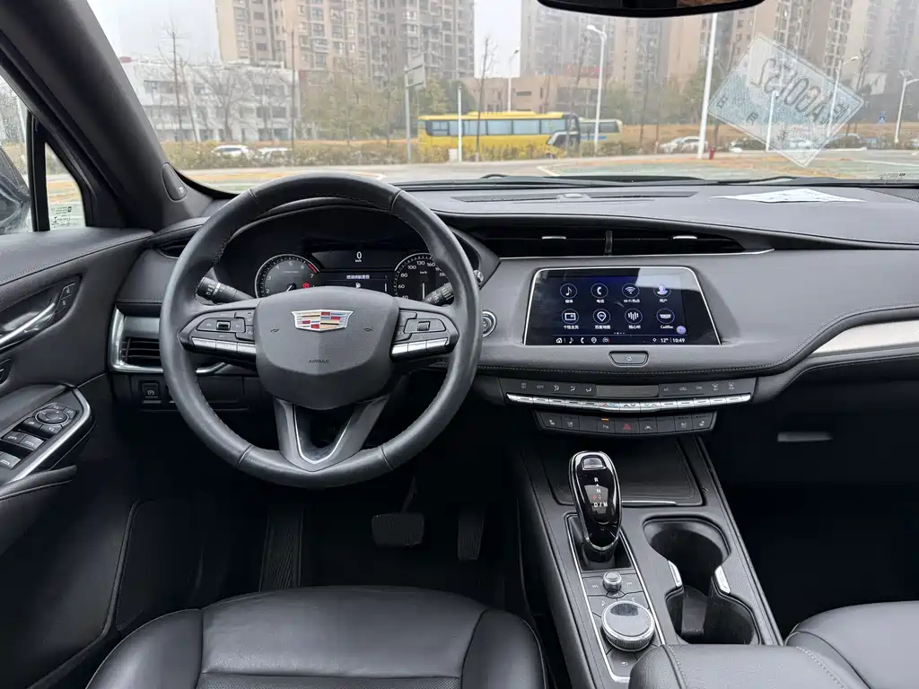 CADILLAC XT4