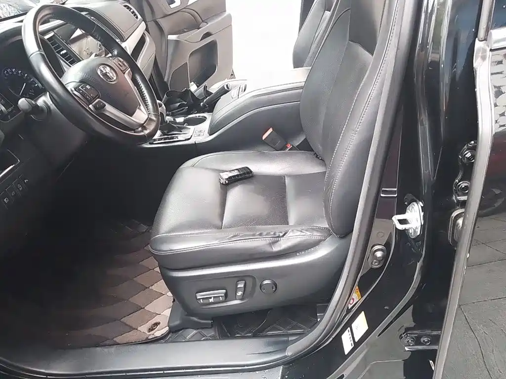 Toyota Highlander 2018 2.0T Luxury 7 мест V