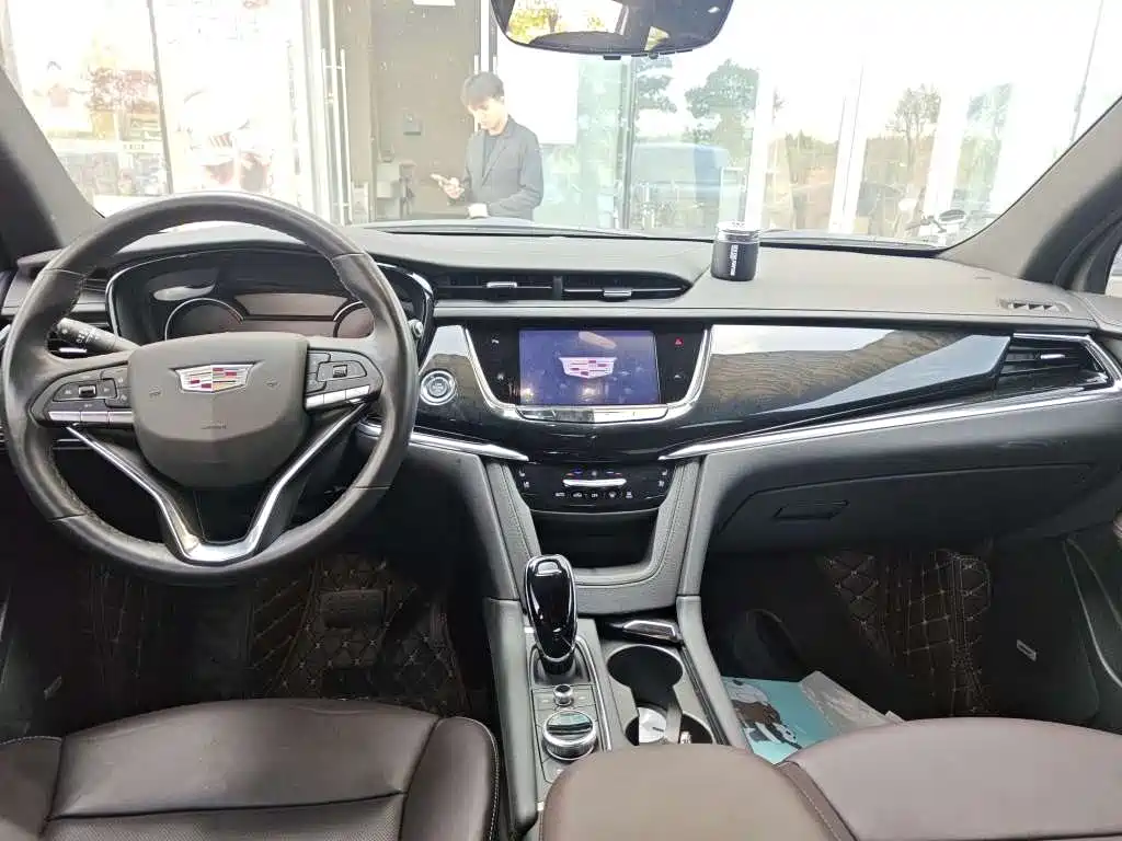 CADILLAC XT6
