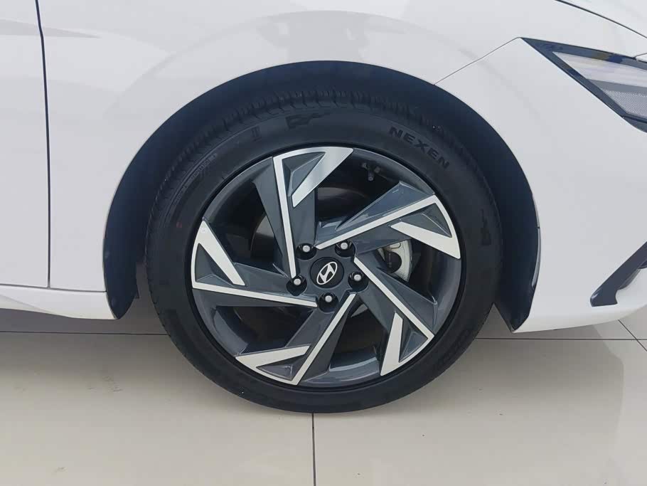 Hyundai Elantra 1.5 л 2024 г. Белый, пробег 15600 км