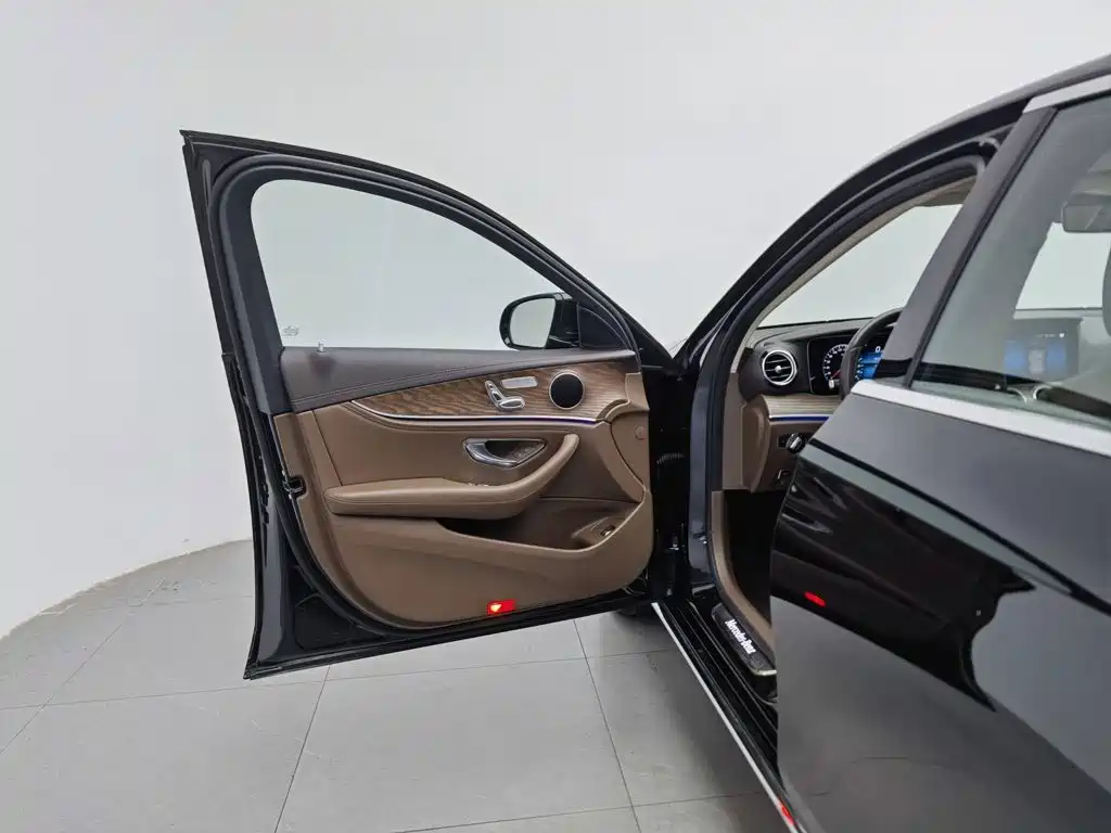 Mercedes-Benz E-Class — миниатюра 8