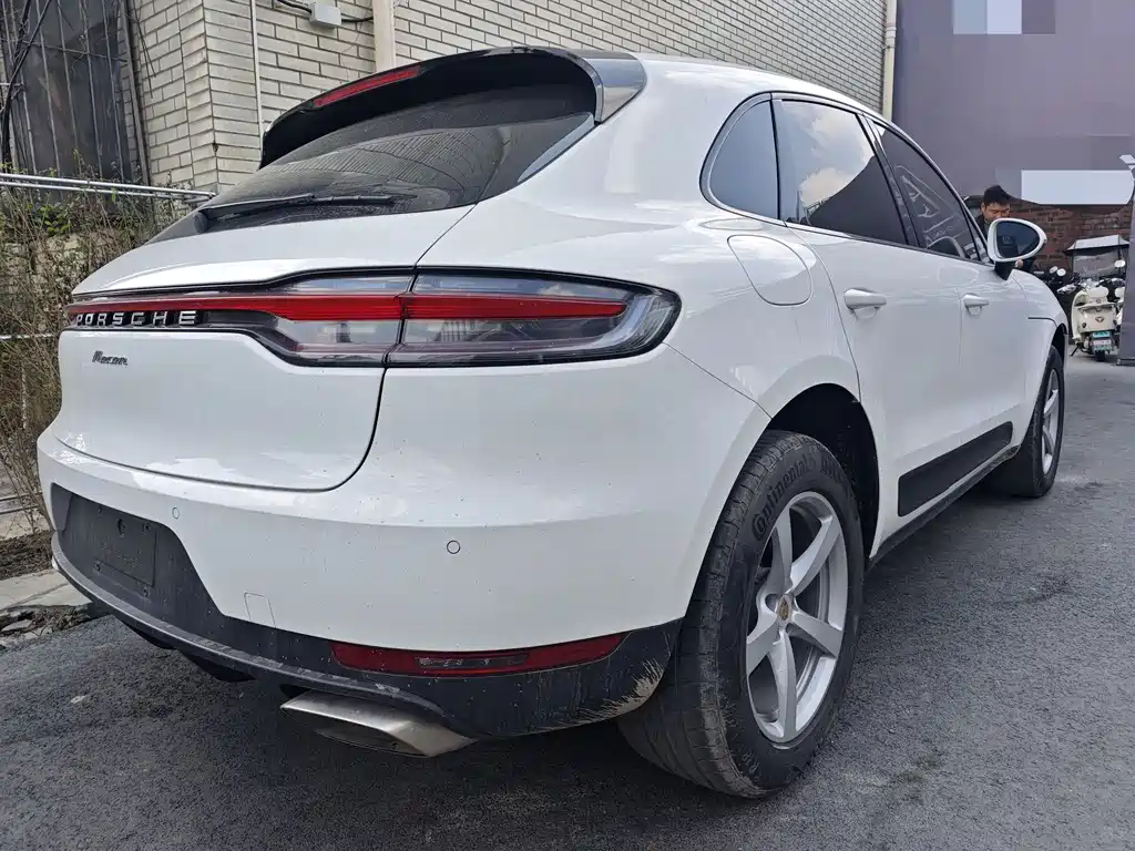 PORSCHE MACAN