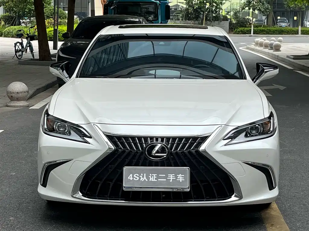 Lexus ES 2022 300h