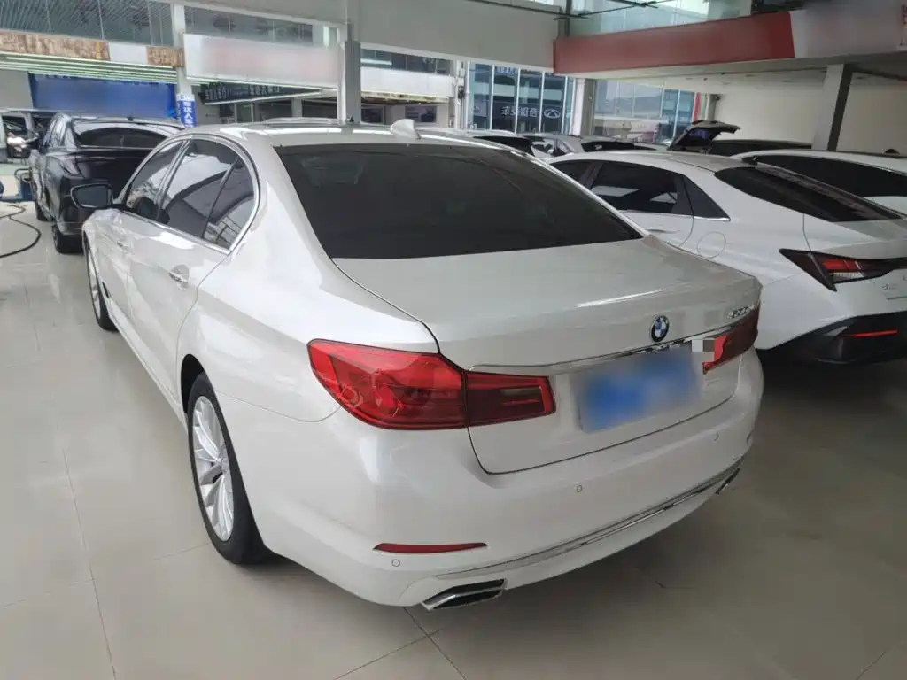 BMW 5 Series — миниатюра 11