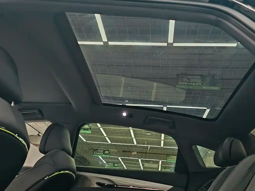 VOYAH LANTU CHASING LIGHT