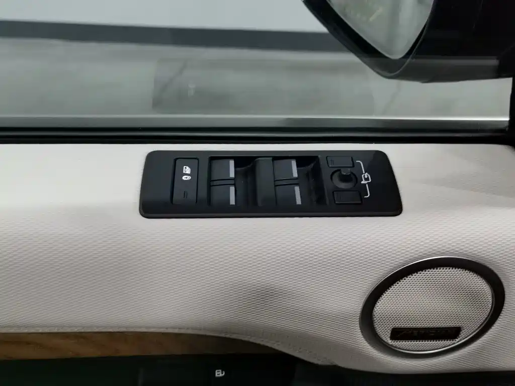 Land Rover Discovery — миниатюра 9