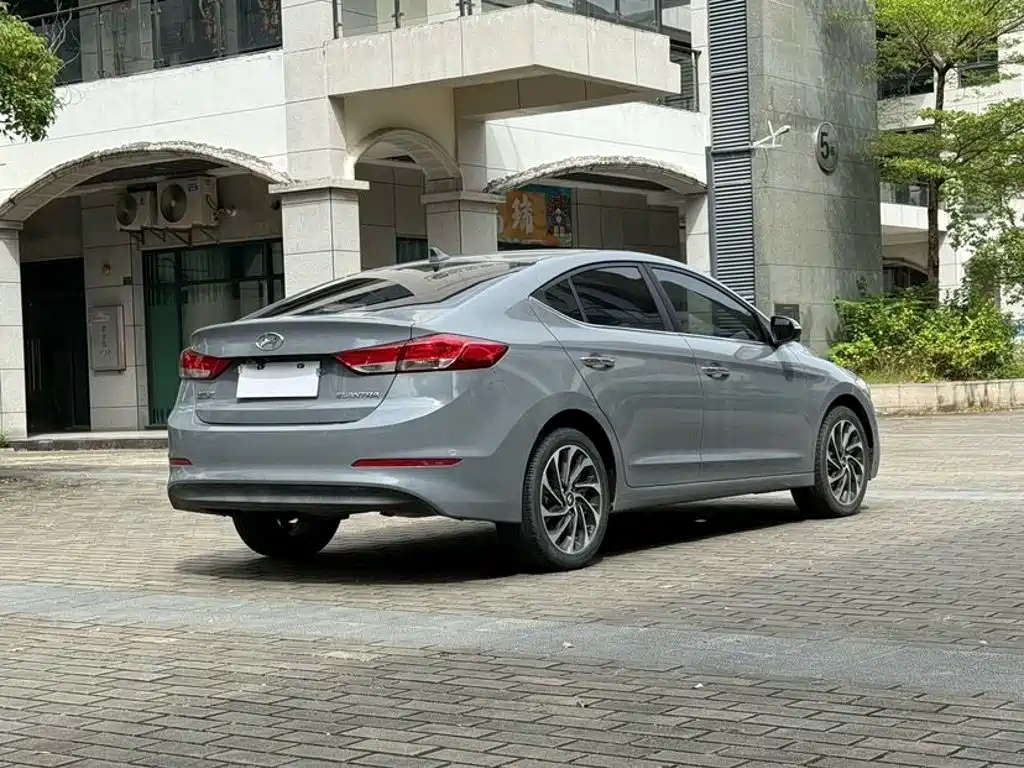 Hyundai Elantra — миниатюра 8