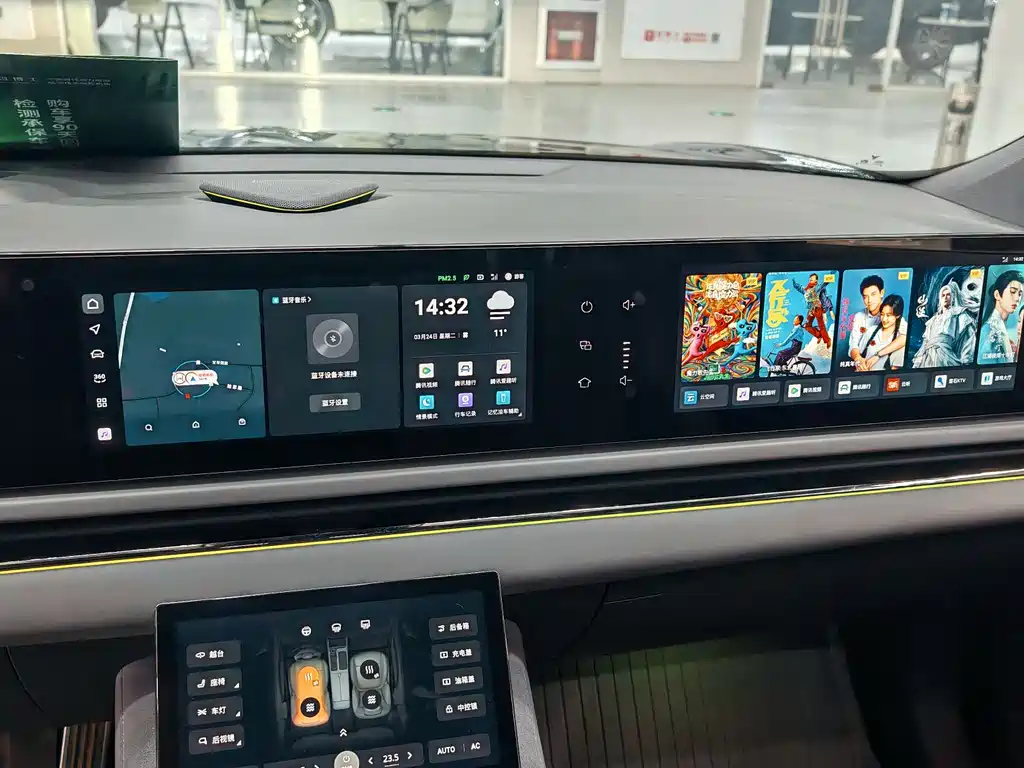 VOYAH LANTU CHASING LIGHT