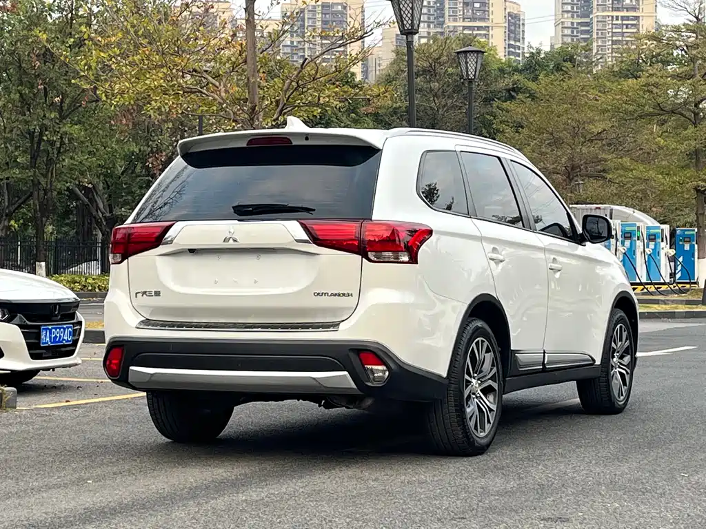 MITSUBISHI OUTLANDER