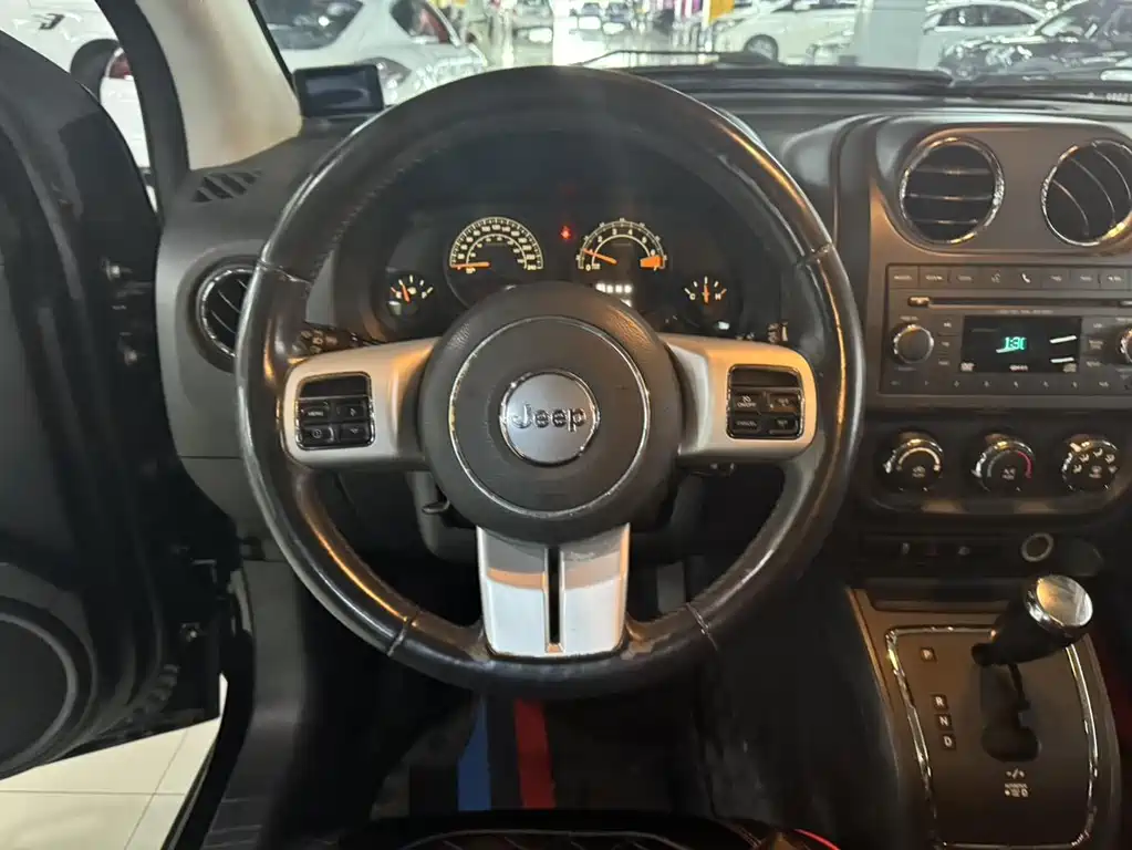 Jeep Compass (Import) — миниатюра 8
