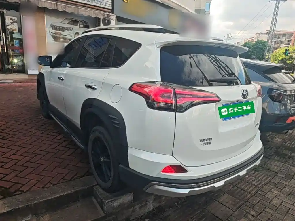 Toyota RAV4 — миниатюра 5