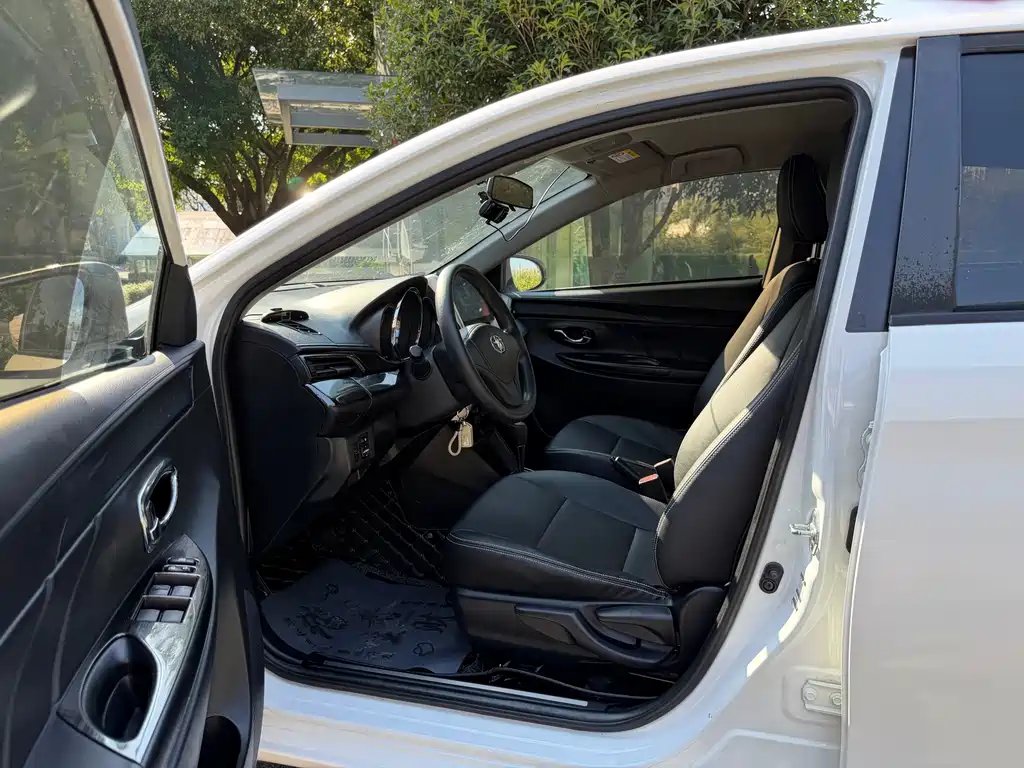 Toyota Yaris L — миниатюра 4