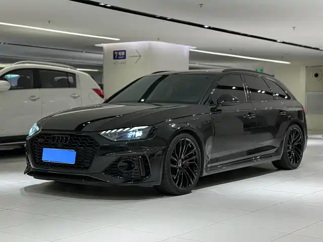 AUDI RS 4