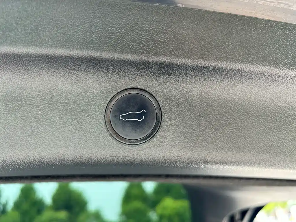 Tesla Model Y — миниатюра 11