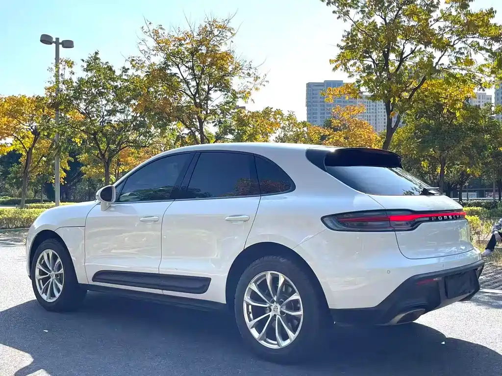 PORSCHE MACAN