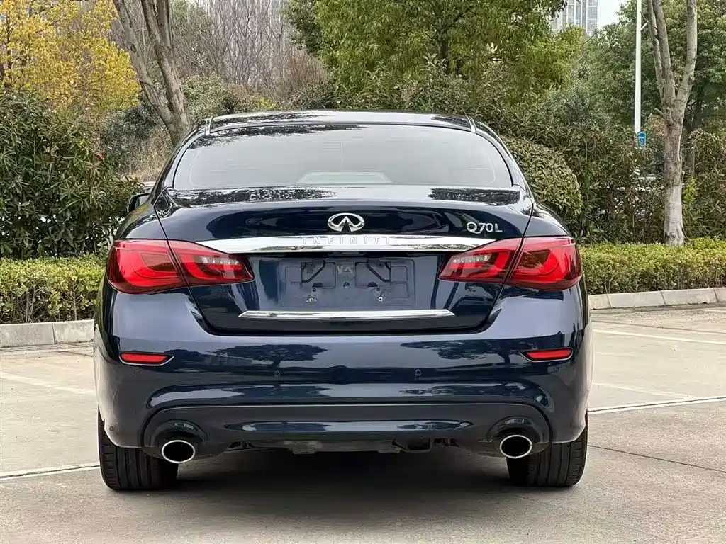 INFINITI Q70