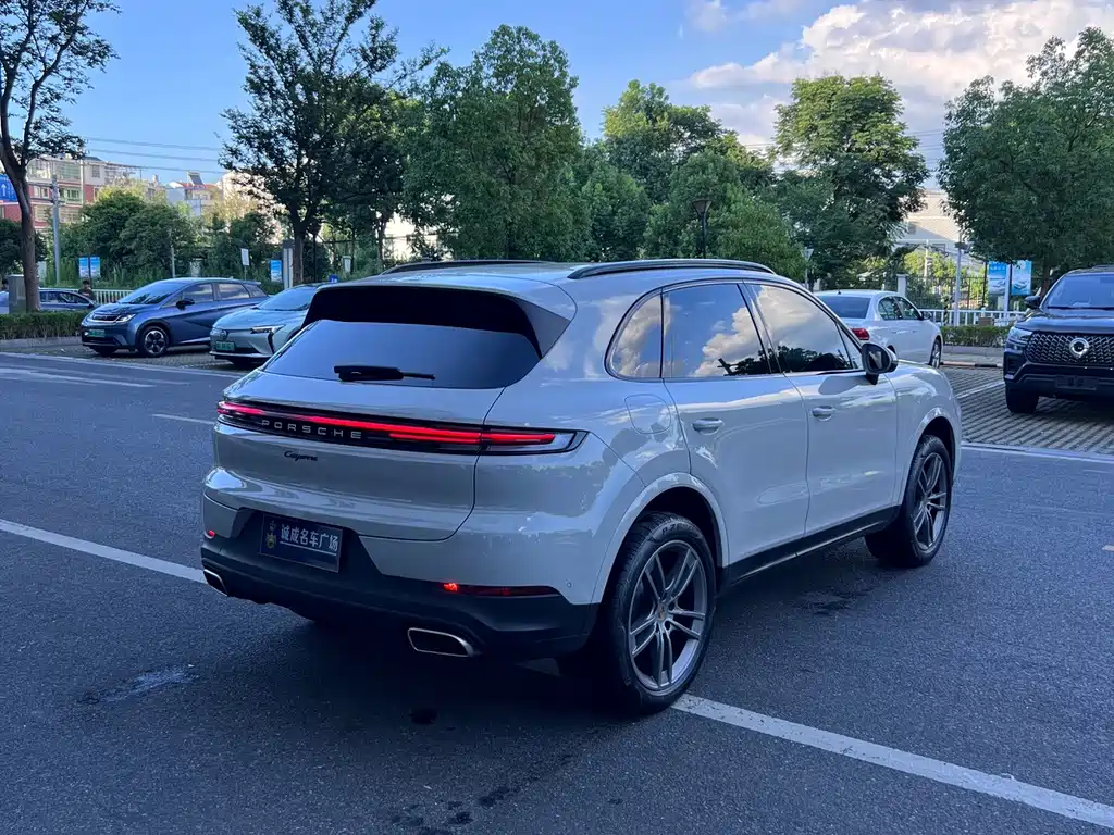 Porsche Cayenne — миниатюра 9
