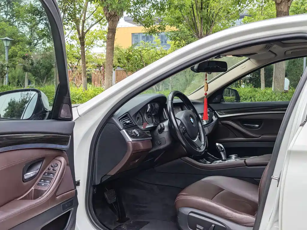 BMW 5 Series — миниатюра 12