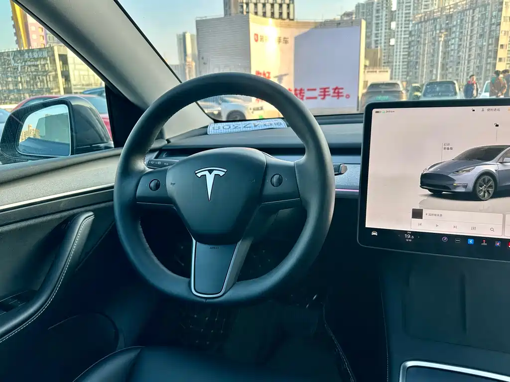 TESLA MODEL Y