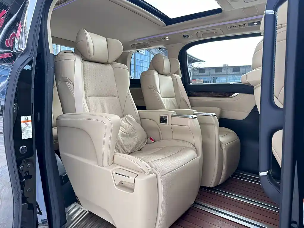 Toyota Alphard — миниатюра 7