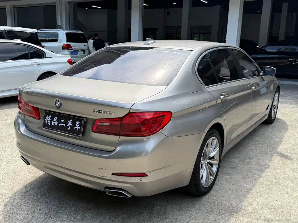 BMW 5 Series — миниатюра 17