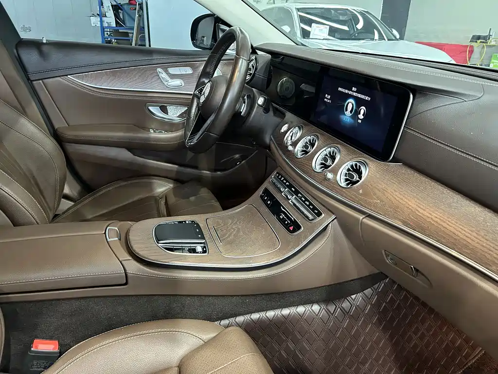 Mercedes-Benz E-Class — миниатюра 12
