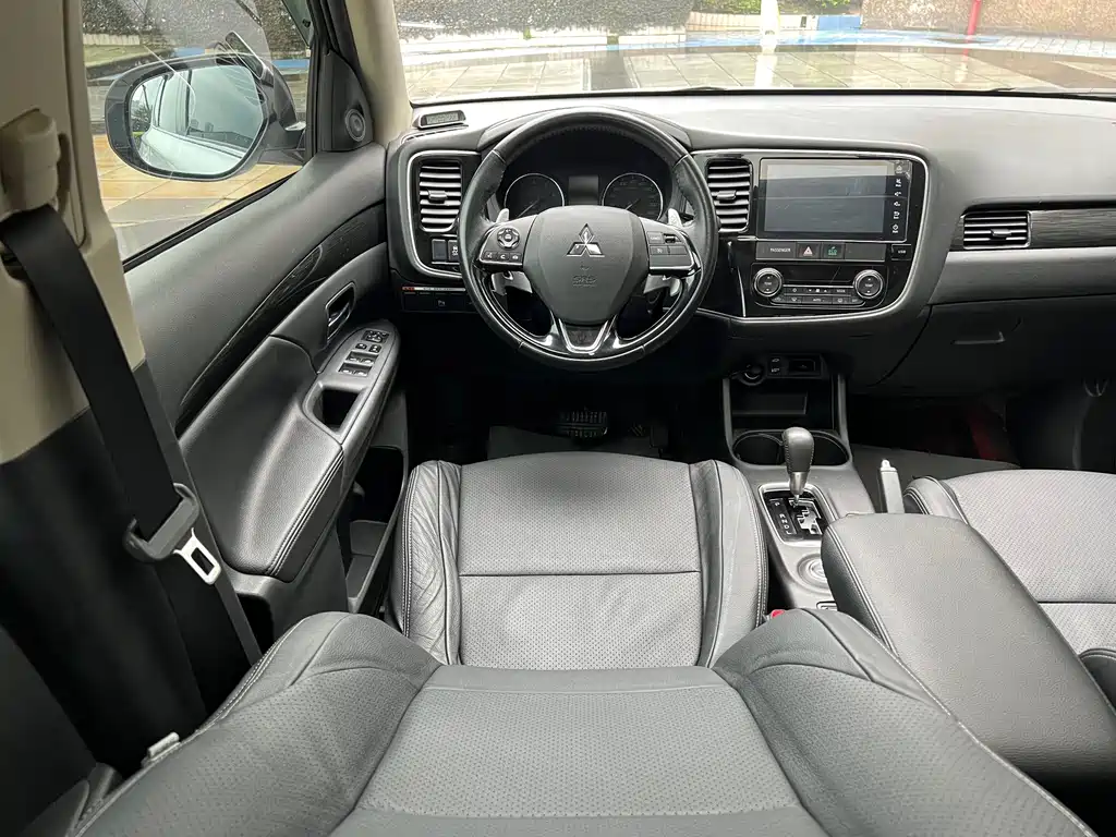 Mitsubishi Outlander — миниатюра 10