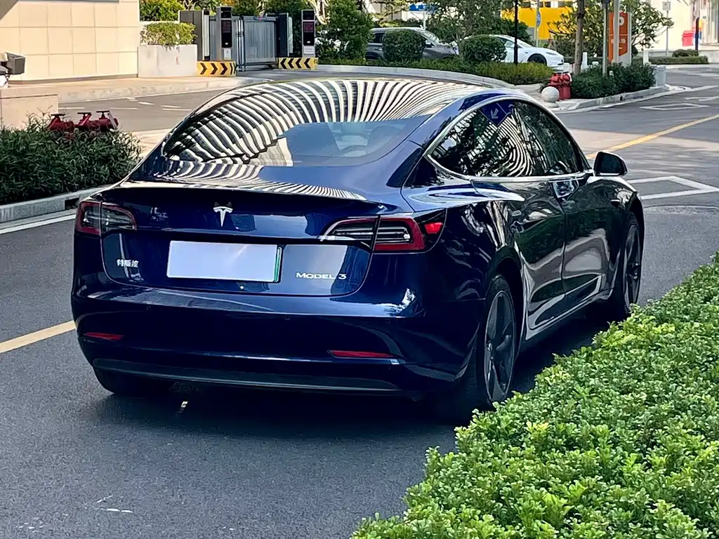 Tesla Model 3 — миниатюра 4