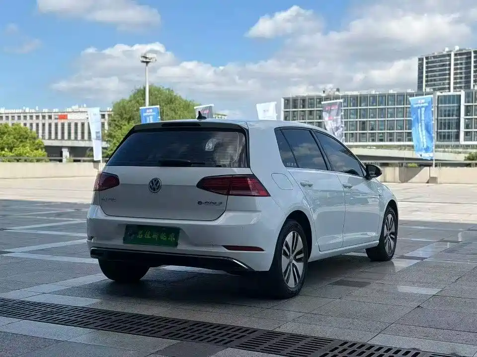 Volkswagen Golf EV — миниатюра 18
