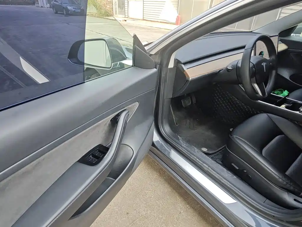 Tesla Model 3 — миниатюра 16