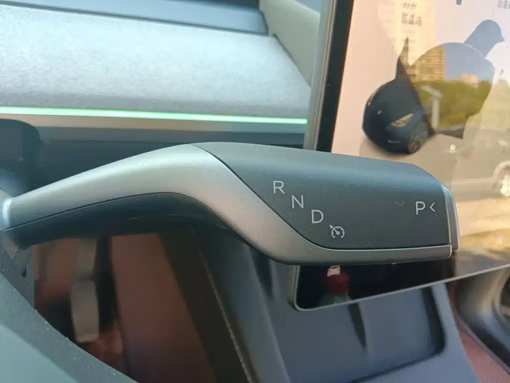 Tesla Model Y — миниатюра 15