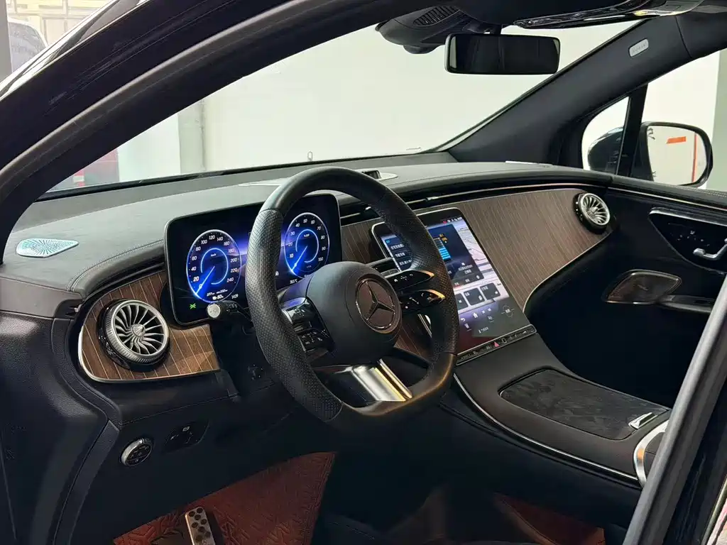 Mercedes-Benz EQE SUV — миниатюра 9