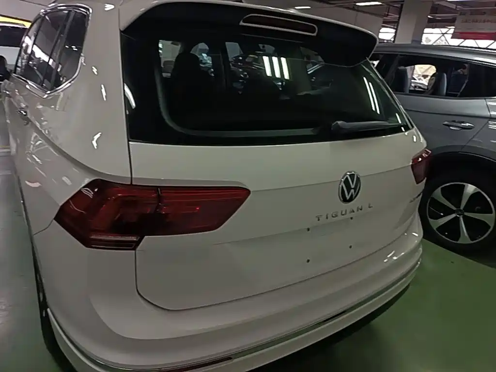 Volkswagen Tiguan L PHEV — миниатюра 6