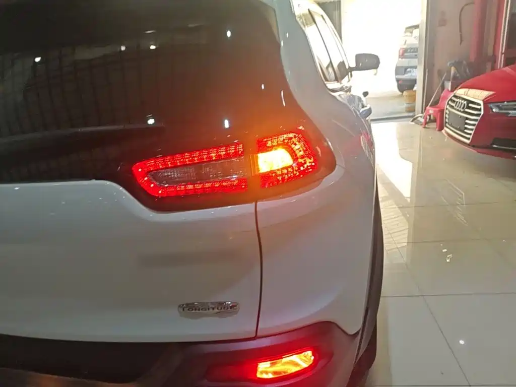 Jeep Cherokee — миниатюра 8
