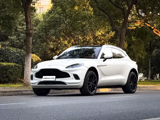 aston-martin dbx