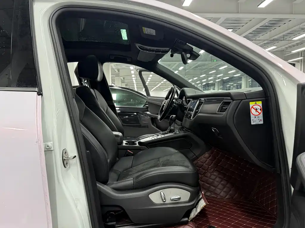 PORSCHE MACAN