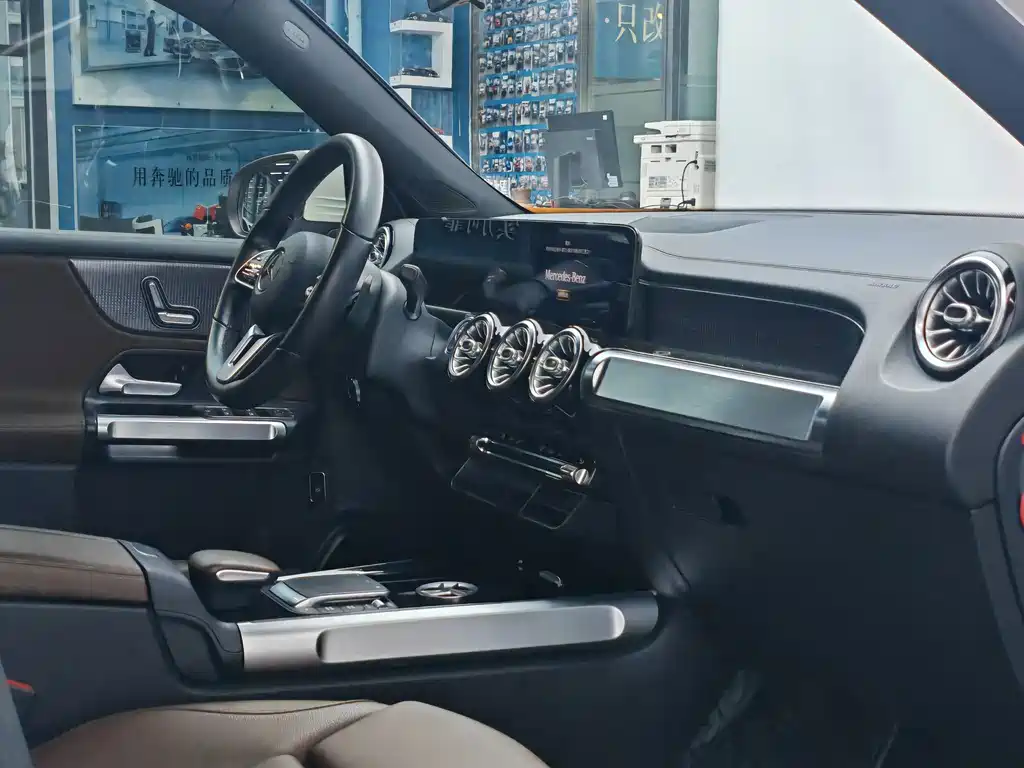 Mercedes-Benz GLB — миниатюра 12
