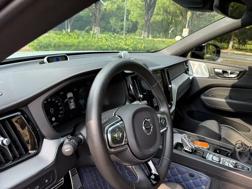 Volvo XC60 PHEV — миниатюра 9