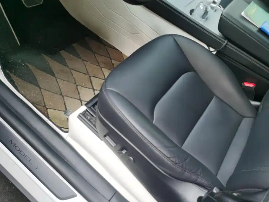 Tesla Model Y — миниатюра 9