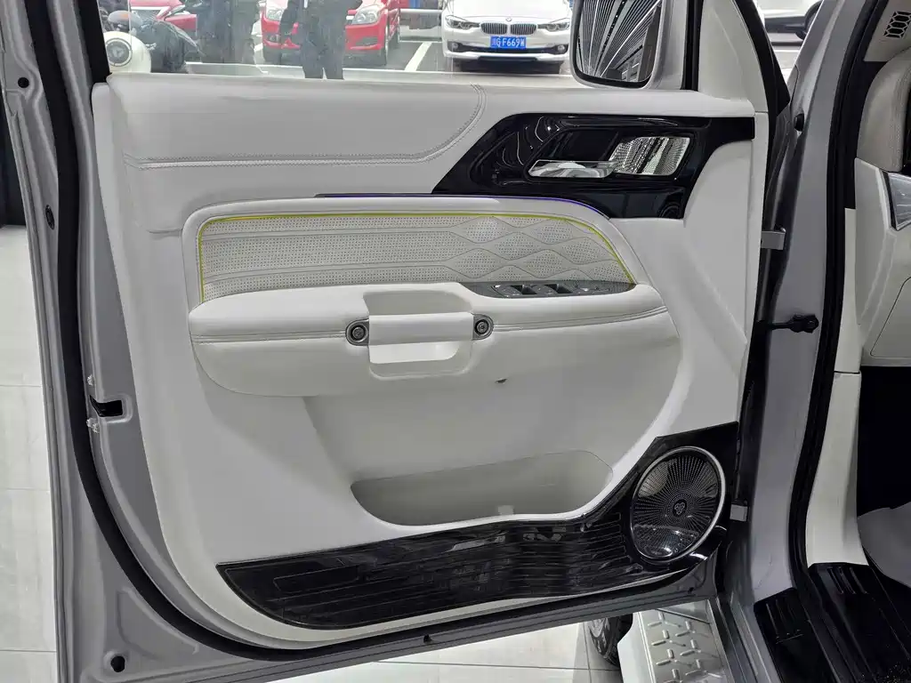 TANK CO CREATION TANK 300